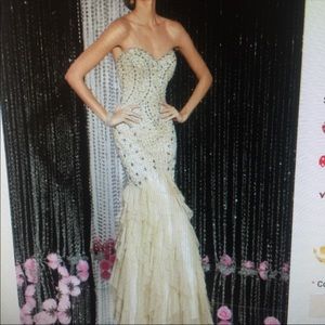 Never worn! Black label dress by Alyce Paris sz 4